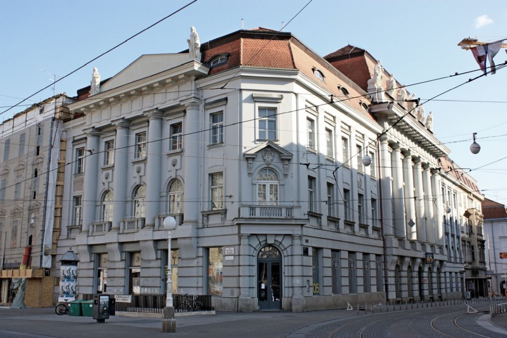 Trg bana Jelačića 13, zgrada Jugoslavenske banke (Hrvatske zemaljske banke), danas zgrada Croatia osiguranja na uglu Trg bana Jelačića i Praške